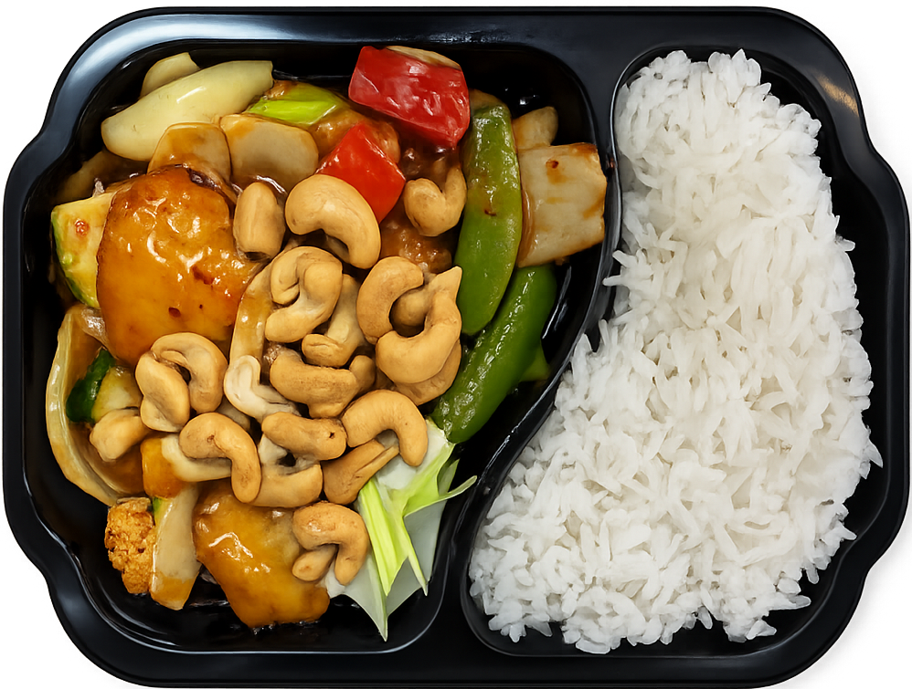 Thai wok med kylling, grønnsaker og cashewnøtter servert med ris