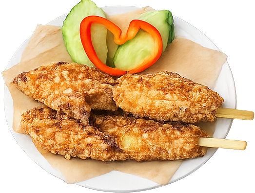 Sprøstekte kyllingspyd servert med grønnsaker